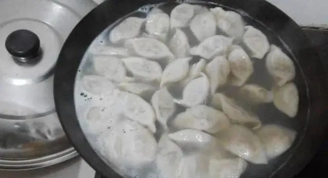 速凍餃子應(yīng)該怎么煮，為什么煮速凍餃子要溫水下鍋？